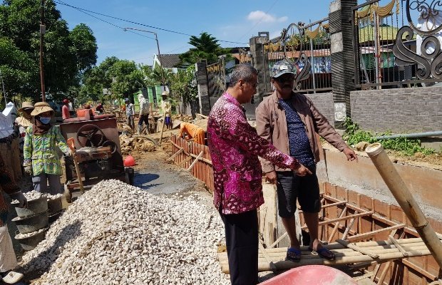 Foto: Bambang Irianto,  Kepala Dinas Dinas PUPRKP dan Cipta Karya saat mengecek pekerjaan drainase