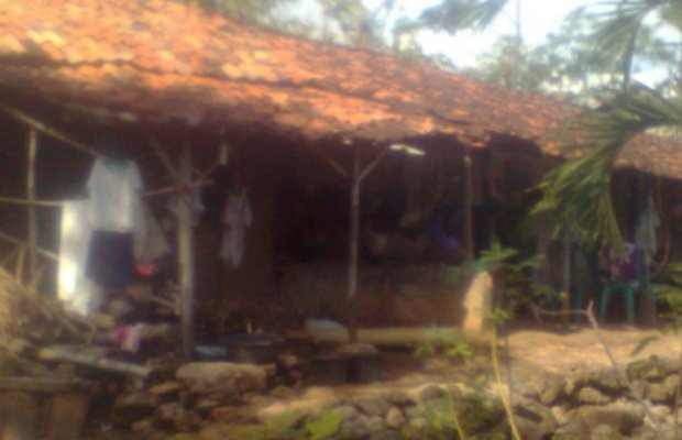 Foto: Rumah tak layak huni yang dijadikan tempat berteduh lansia miskin di pamekasan