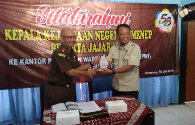 Foto: Kajari Sumenep saat menyerahkan cendra mata ke Ketua PWI