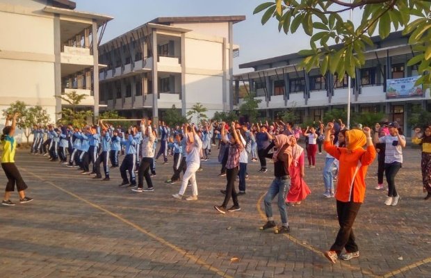 Foto: Siswa SD-SMP-SMA Labschool Unesa Surabaya saat senam bersama