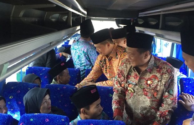 Foto: PJ Bupati Sampang datangi CJH diatas bis
