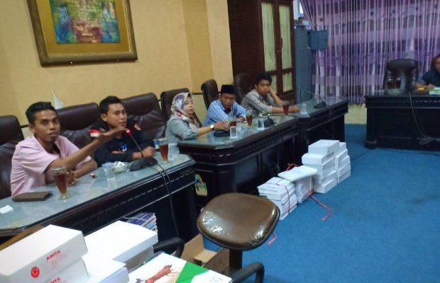 Foto: Sejumlah aktivis mahasiswa saat audiensi dengan komisi II DPRD Sumenep