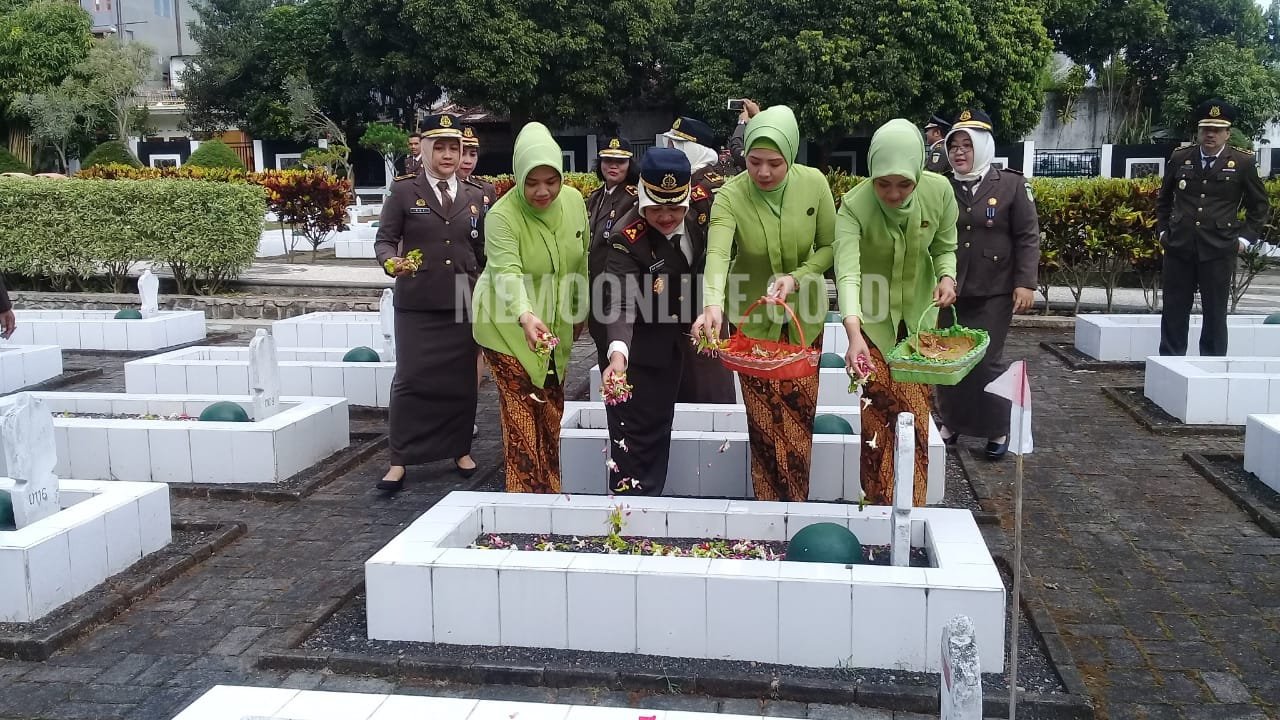 Foto: Nur Chusniah, SH., MH., (tengah) Kepala Kejaksaan Negeri Kota Batu  bersama jajaran saat berziarah di Taman Makam Pahlawan Kota Batu