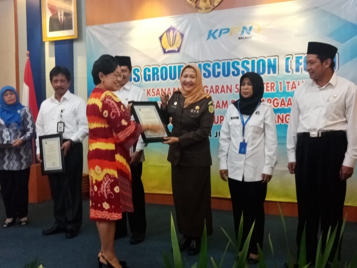 Foto: Kajari Kota Batu Nur Chusniah, SH., MH saat menerima penghargaan