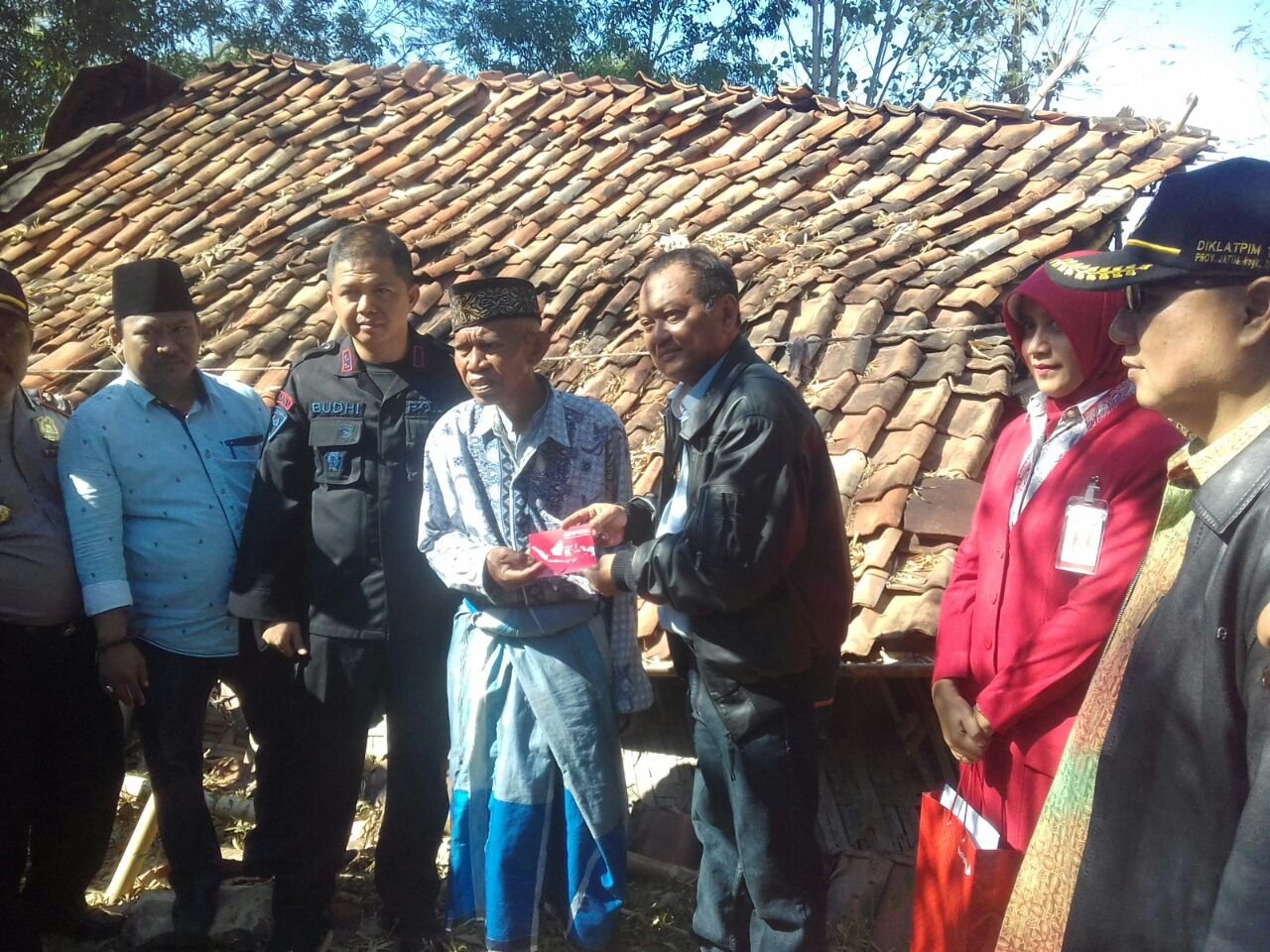 Foto: PJ Bupati Sampang saat serahkan bantuan bedah rumah pada warganya