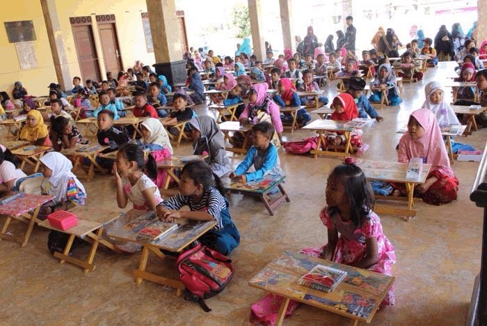 Foto: Peserta lomba mewarnai pada peringatan anak nasional
