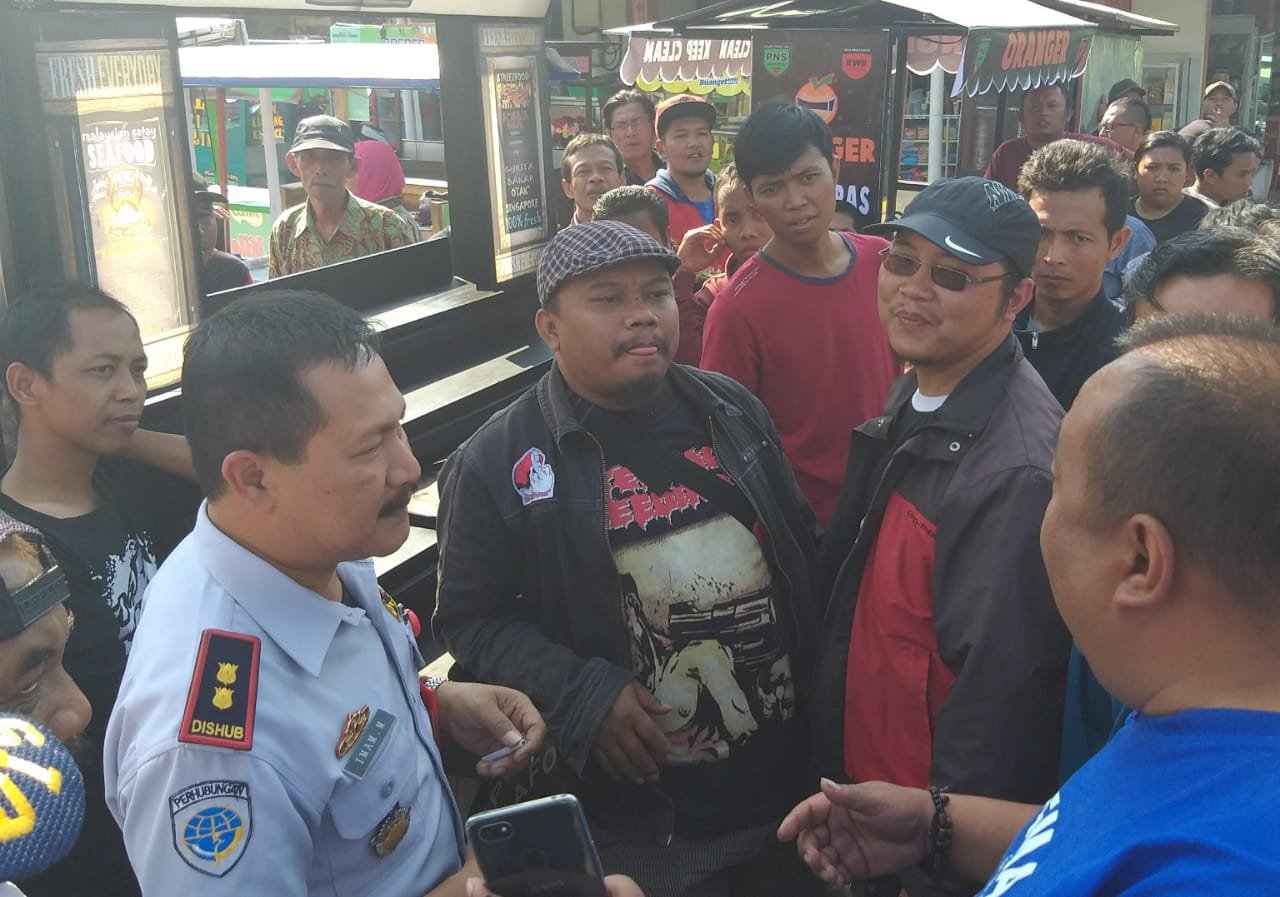 Foto:Ratusan sopir angkot saat gelar aksi
