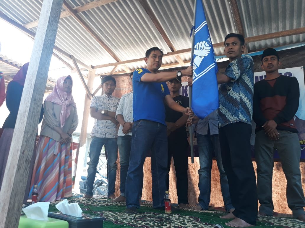Foto: Ketua DPD BM PAN Sumenep Hairul Anwar saat melakukan pengukuhan DPC Gili Genting