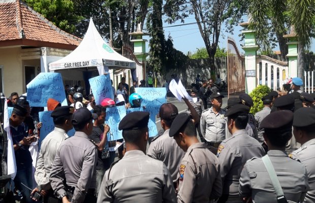 Foto: Suasana Demo yang dipimpin bacaleg perindo