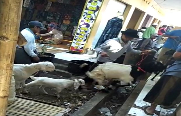Foto : Para Pedagang Berkeliaran di Teras Los Pasar 17 Agustus Pamekasan