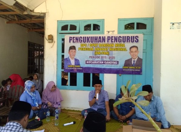 Foto: Ketua DPD BM PAN Sumenep Hairul Anwar saat melakukan pengukuhan DPC di Kecamatan Ganding