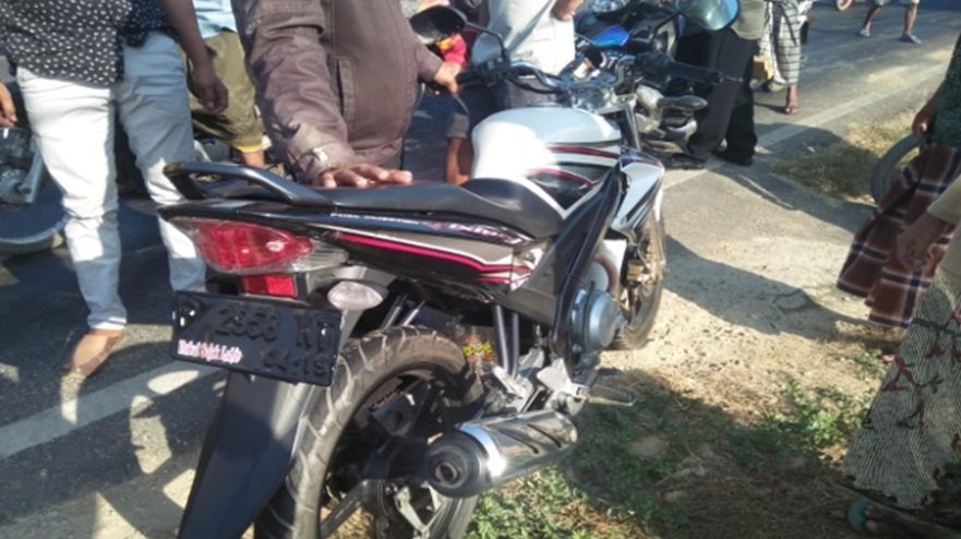 Foto: Sepeda motor korban ceceran oli di jalan