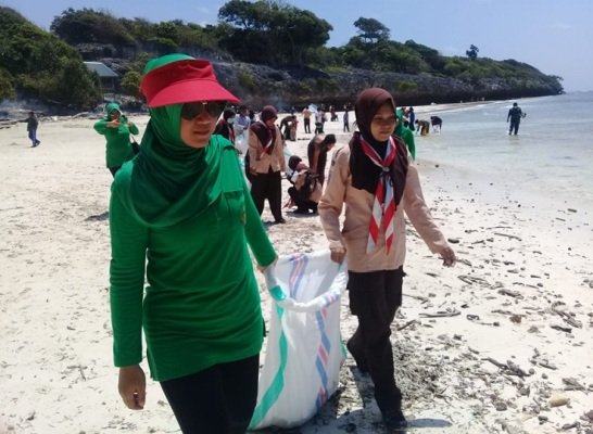 Foto: anggota Persit Kartika Chandra Kirana Cabang XXIX Kepulauan Selayar, saat bersih-bersih pantai pa'badilang