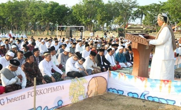 Foto: Suasana sholat IDUL ADHA di lapangan Wijaya Kusuma Sampang