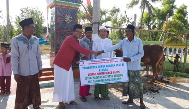 Foto: Penyerahan hewan kurban oleh Public Relation Coordinator EML Nur Hidayat pada takmir masjid