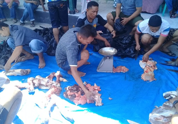 Foto: Suasana pembagian daging kurban Kodim Slayar