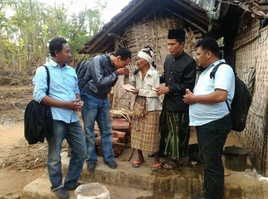 Foto: TPPI Sumenep saat menyerahkan bantuan pada janda miskin yang hidup sebatangkara