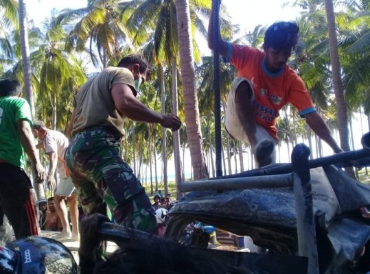 Foto: Proses evakuasi korban laka tunggal