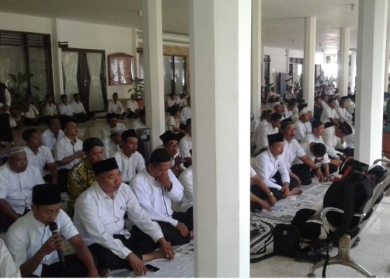 Foto: Ribuan Honorer K2 Banyuwangi saat istiqashah