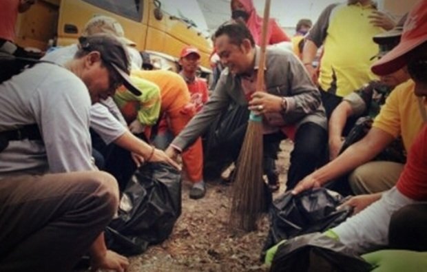 Wakil Bupati Bekasi (pegang sapu) sedang memungut sampah.