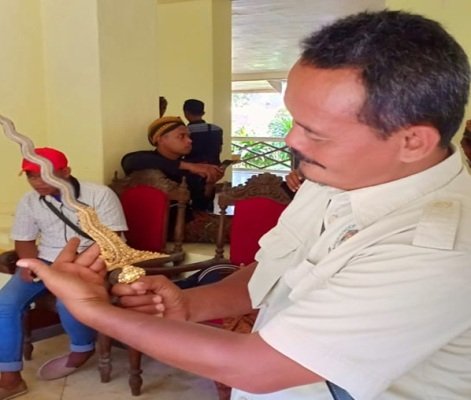 Foto: Salah satu pengunjung sedang mengamati benda pusaka hasil kerajinan mpu sumenep