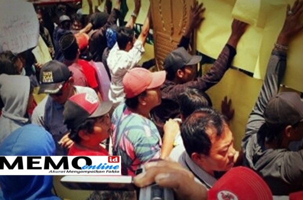Foto: Ratusan pengunjuk rasa saat kepung kantor pemkab 