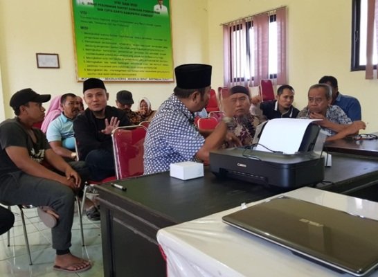 Foto: Pertemuan warga dengan rekanan di kantor DPRKP dan Cipta Karya Sumenep