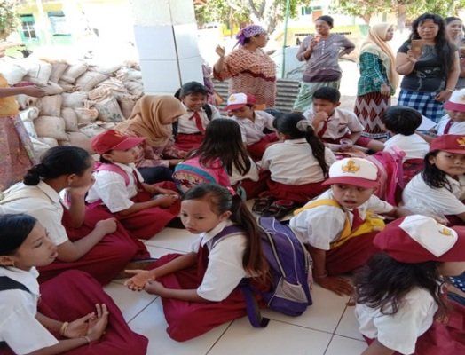 Foto: Puluhan siswa SDN Bancamara II Sumenep pasca sekolahnya disegel