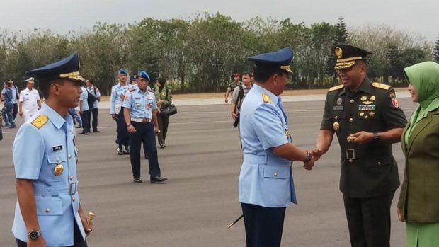 Foto: suasana penyambutan Panglima TNI Marsekal TNI Hadi Tjahjanto bersama  rombongan saat tiba di Lanud Abdulracman Saleh Malang.