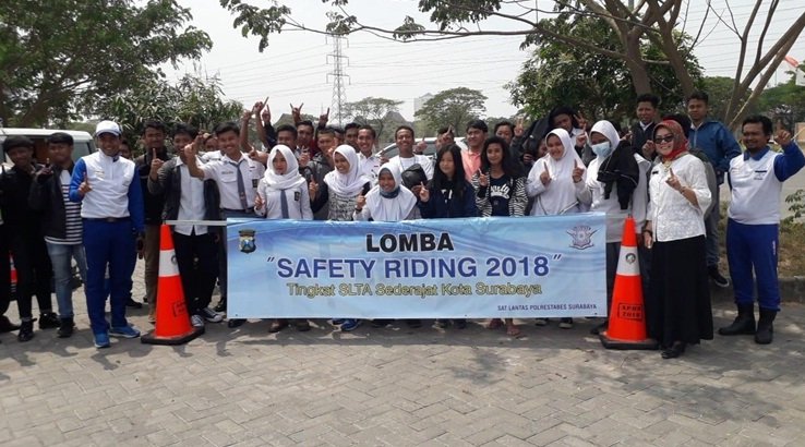 Foto: Panitia dan peserta Lomba safety riding di surabaya