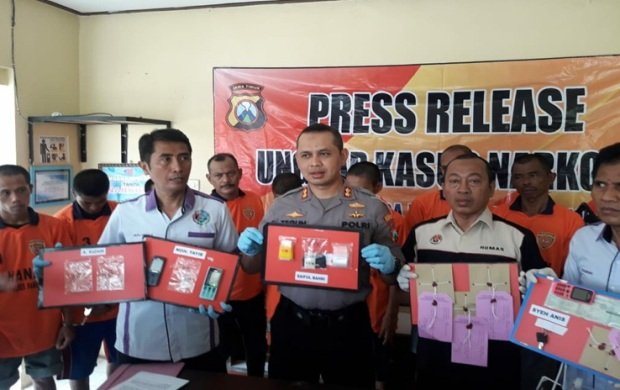Foto: Polres Pamekasan saat merilis 10 tersangka sabu yang berhasil ditangkapnya