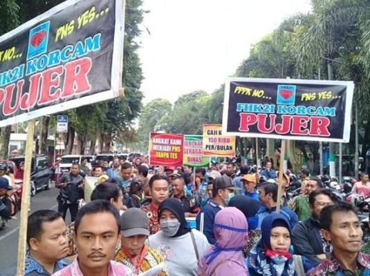 Foto: Ratusan honorer K 2 Bondowoso saat menggelar aksi demo
