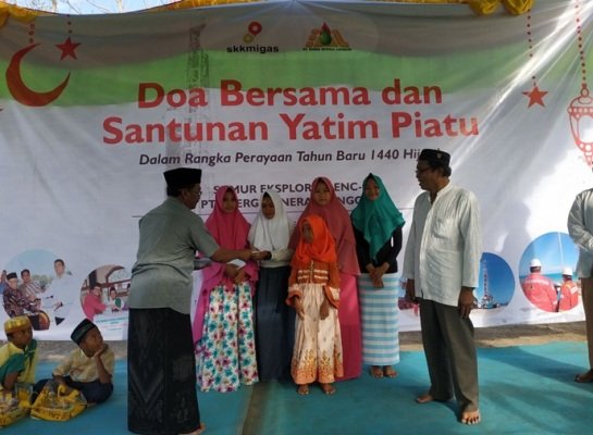 Foto: Nur Hidayat, Public Relation Coordinator EML.saat menyerahkan santunan pada yatim piatu