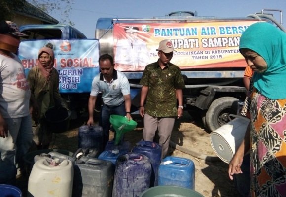 Foto: Penyaluran bantuan air bersih oleh BPBD dan PWI Sampang