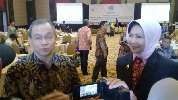 Foto: Jeans Anes, Kemenlu RI (kiri) dan Dewanti Rumpoko, Walikota Batu (kanan) saat diwawancarai beberapa awak media