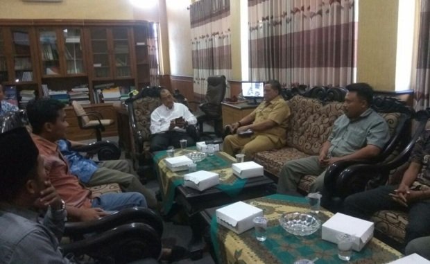 Foto: Masyarakat pulau Gili Raja saat audiensi ke kantor DPRD Sumenep