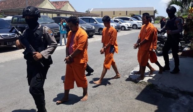 Foto: Tersangka pembunuhan saat digelandang petugas di Mapolres Sumenep