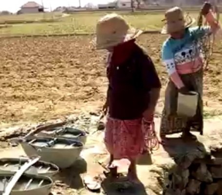 Foto: Kaum perempuan di Desa Montorna saat mengambil air bersih