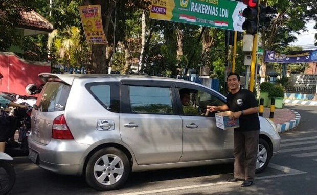 Foto: Anggota makelar akherat saat galang dana bantuan