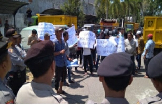 Foto: Demo proyek carut marut