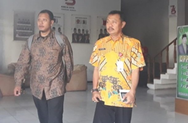 Foto: Tim KPK bersama Sekda Sumenep saat keluar dari ruang paripurna DPRD