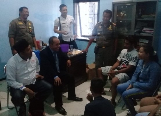 Foto: Wakil Bupati Sumenep ditengah hasil razia yang digelar Satpol PP 