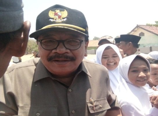 Foto: Pakde Karwo saat mengunjungi korban gempa sepudi