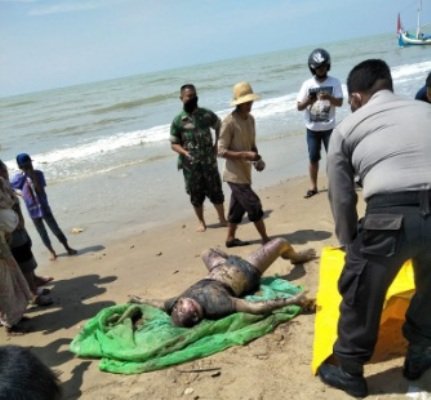 Foto: Penemuan mayat di pantai jumiang pamekasan