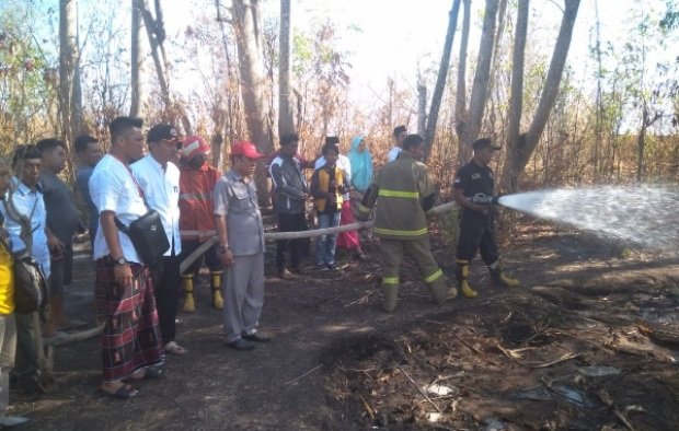 Foto: Penyiraman titik api di tempat pembuangan batu bara di kalianget