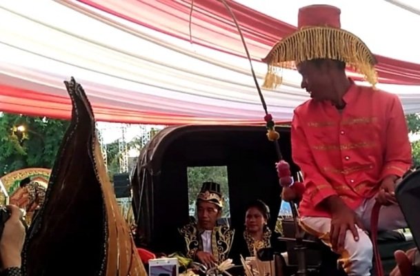 Foto: Presiden Jokowi bersama Ibu Iriana saat diarak naik kereta kencana keraton Sumenep
