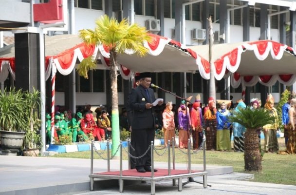 Foto: Bupati Sampang saat memimpin upacara HSP Ke 90