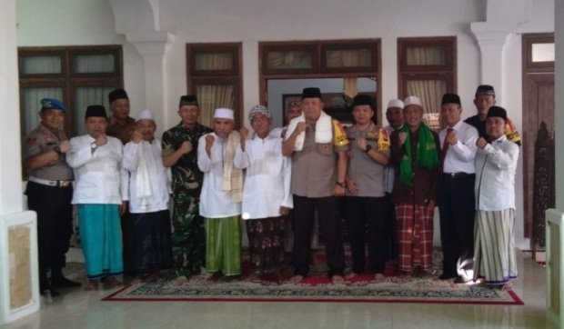 Foto: Kapolda Jatim saat di  Ponpes Darul Ulum 1 Gersempal Sampang