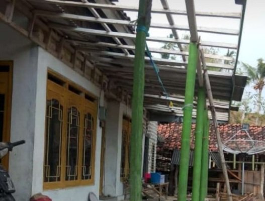 Foto: Salah satu rumah warga yang rusak diterjang puting beliung