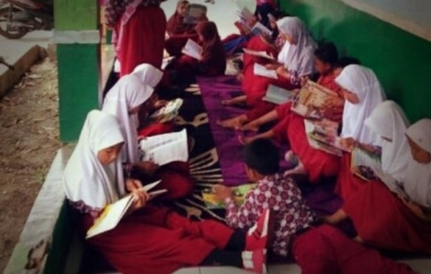 Foto: Sejumlah anak sedang membaca buku